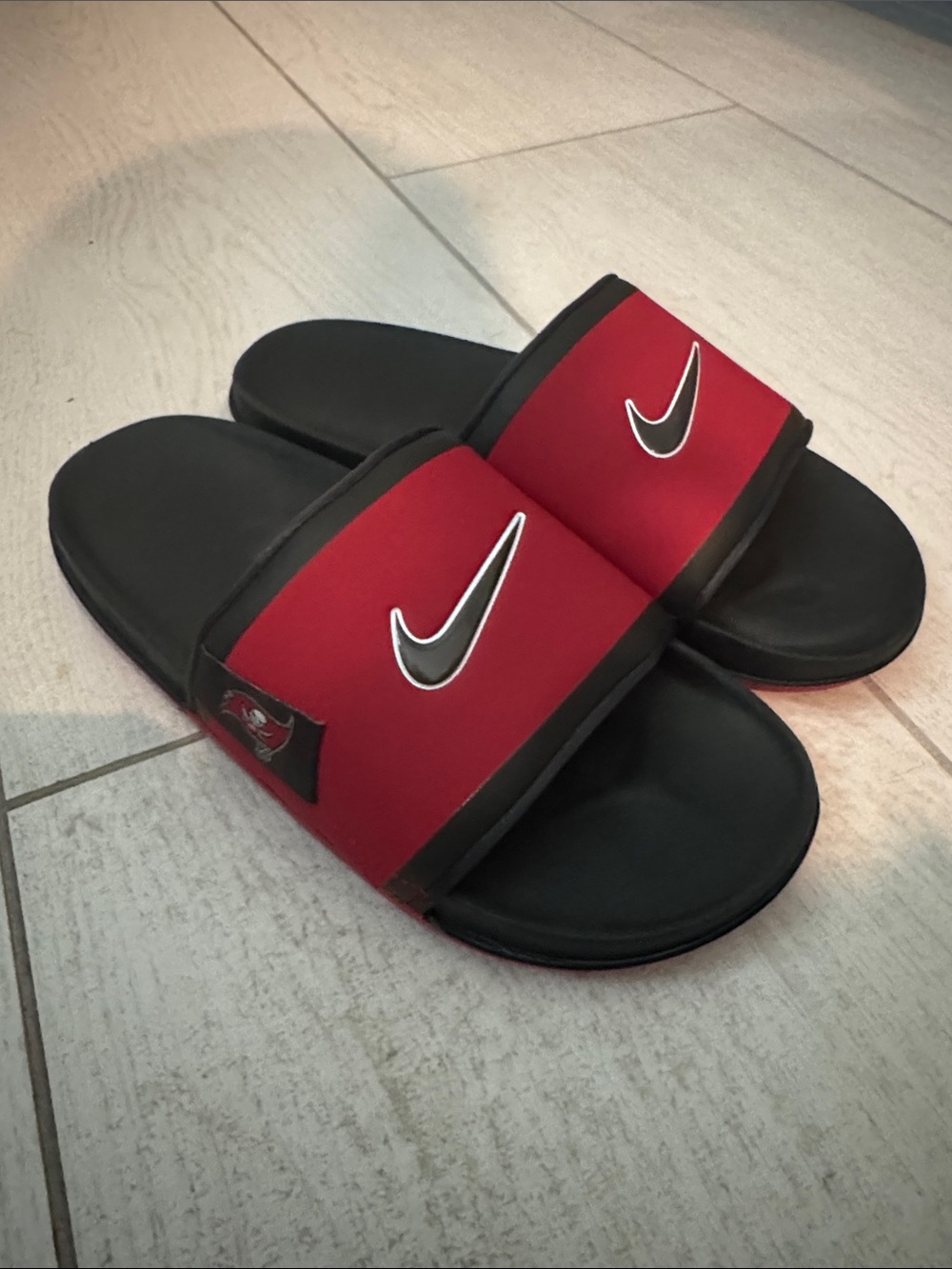 Nike Men’s 8 Red and Black Slide Sandals with Swoosh-hardly worn